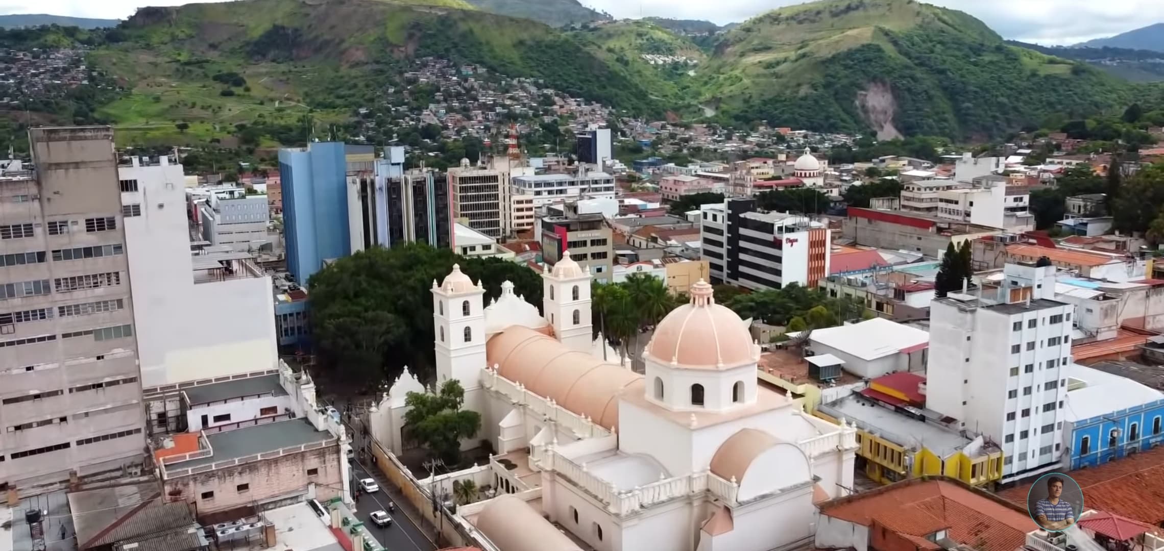 Vista aérea del centro histórico de Tegucigalpa con la catedral y los cerros al fondo